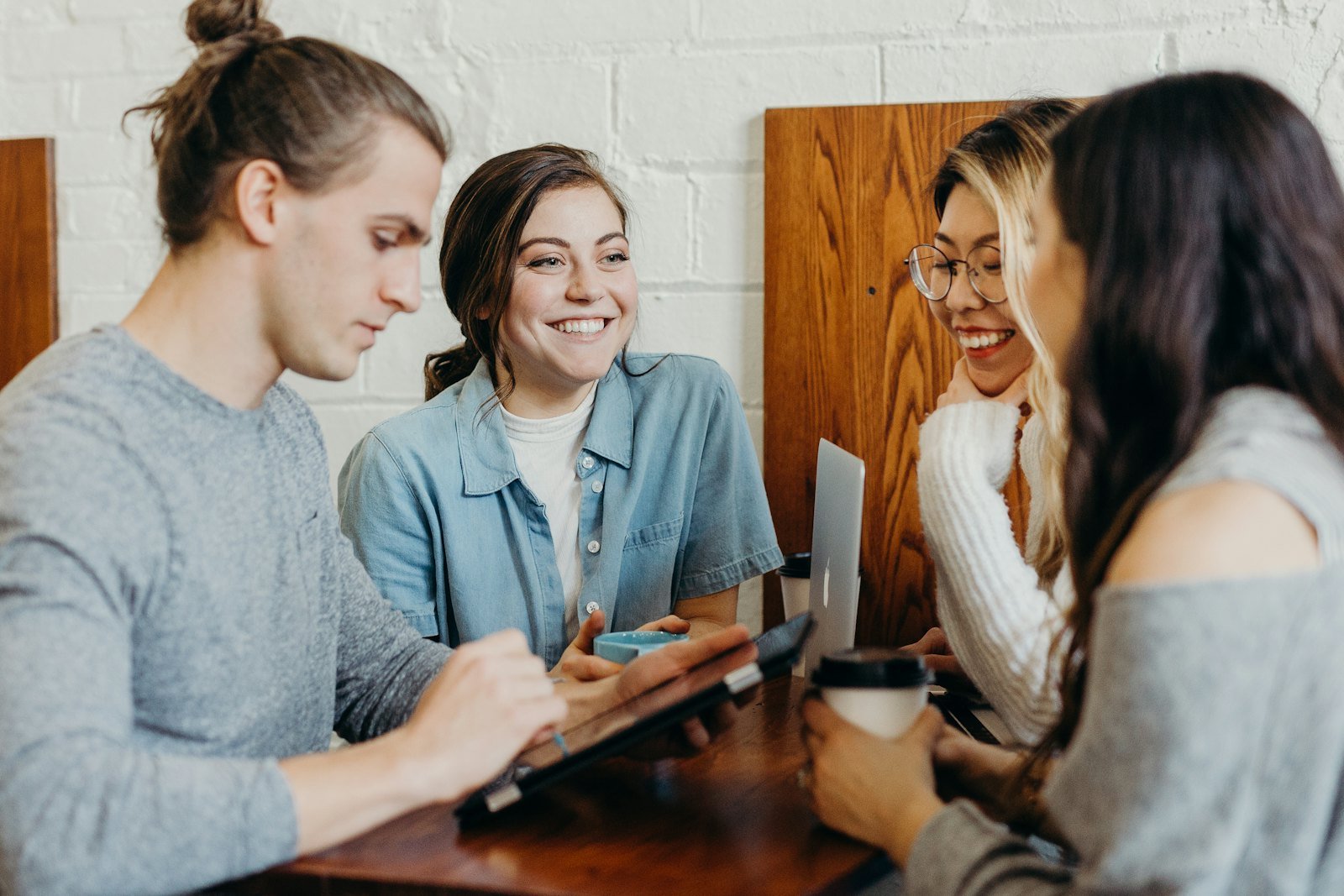 Gruppe von Freunden im Gespräch in einem Café